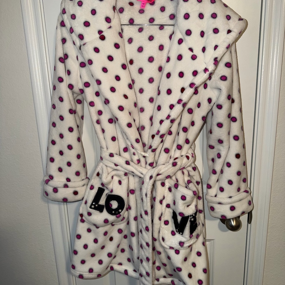 ⚡️BETSEY JOHNSON White Plush Robe with Pink Polka Dots and LOVE Pockets - Hooded - Picture 2 of 5